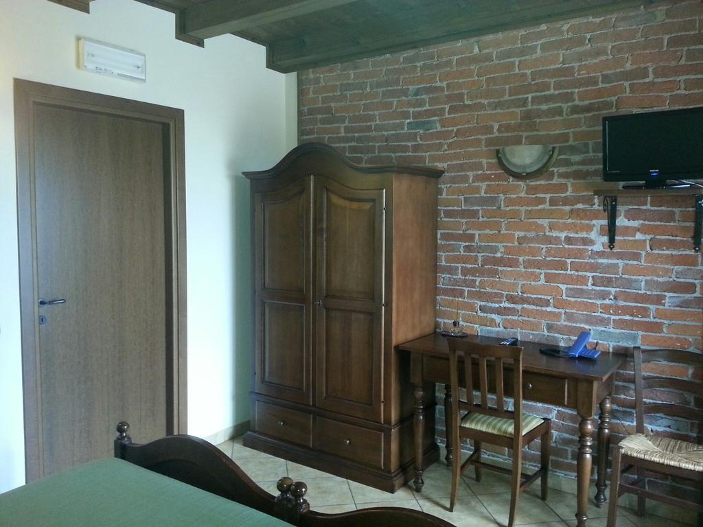 Agriturismo Cascina Del Peso 莱尼 客房 照片